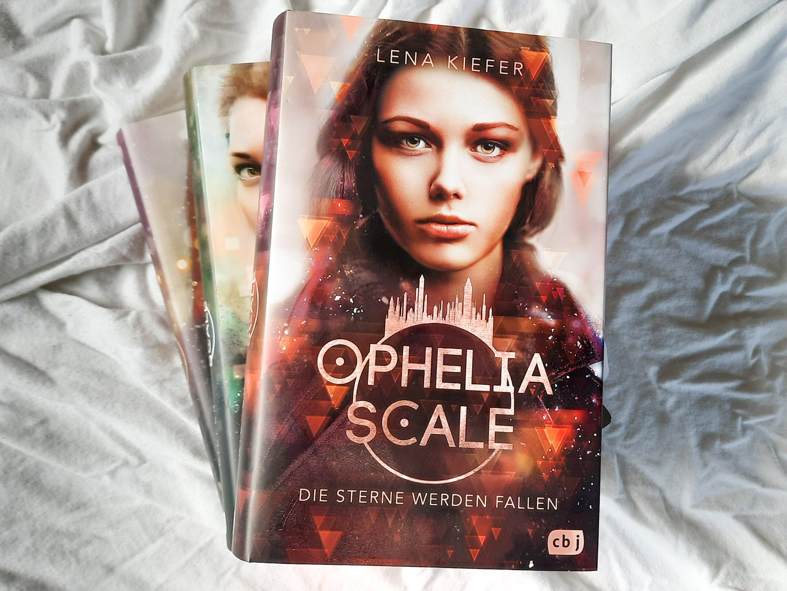 Die Sterne werden fallen, Ophelia Scale, cbj, Dystopie, Lena Kiefer, Hunger Games, Verlag, Autorin